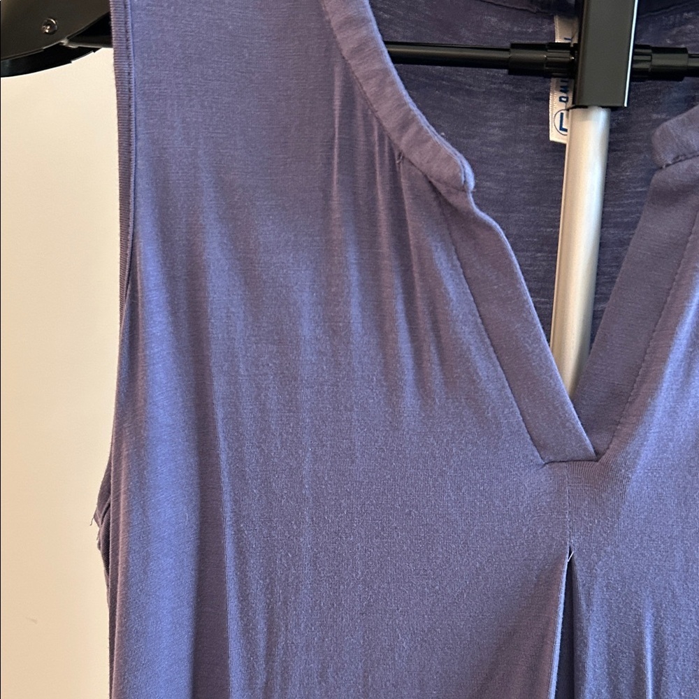 Chic Sleeveless V-Neck Tank Top in Purple - Picture 3 of 4
